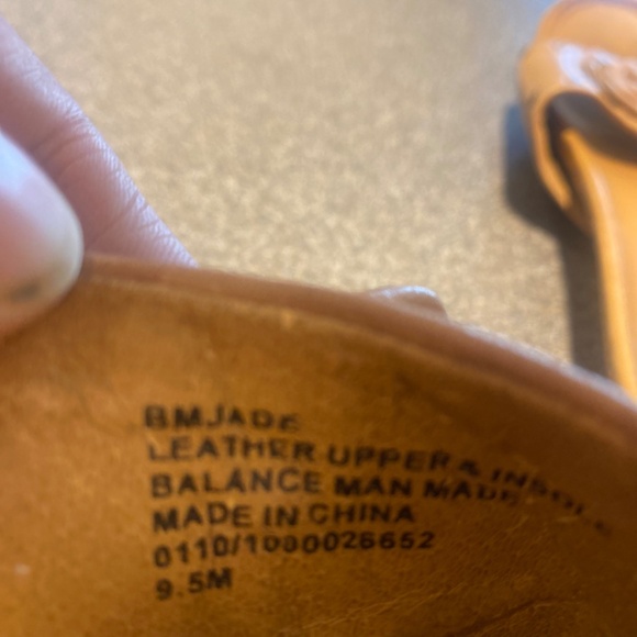 B Makowsky Jade Slides Genuine Leather in Beige  - Size 9.5M - Picture 3 of 8